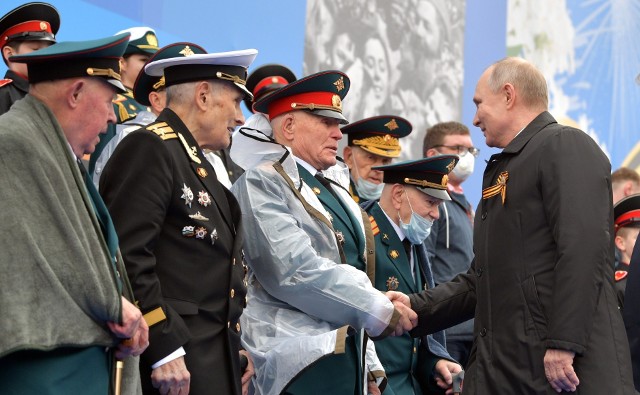 Wojenną awanturę Putina na Ukrainie popiera w Rosji głównie starsze pokolenie i mundurowi