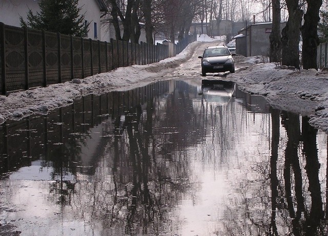 Wielka kałuża na ulicy Koszalińskiej w Miastku.