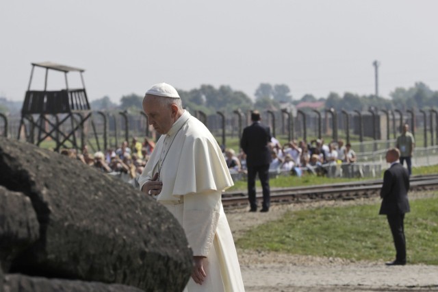 Papież Franciszek w byłym niemieckim obozie Auschwitz II-Birkenau