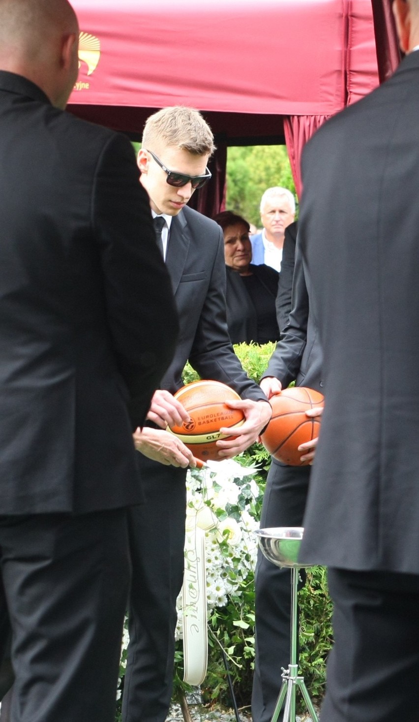 Pogrzeb Adama Wójcika. Trumnę z kaplicy wynieśli koledzy z parkietu 