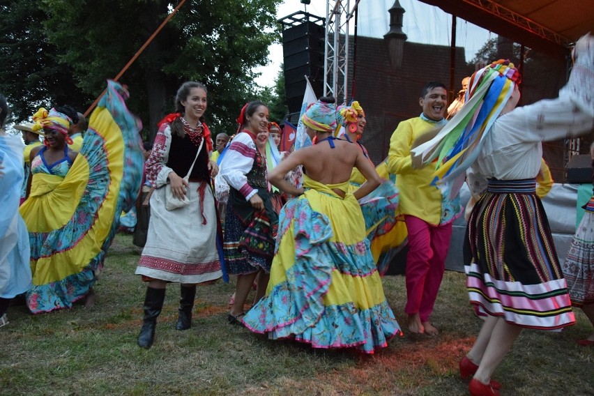 Sękowa. Koncert galowy Festiwalu Świat pod Kyczerą. Prezentacje trwały do późnej nocy. Publiczność gorąco oklaskiwała artystów