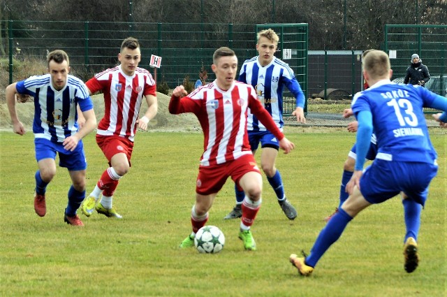 KSZO 1929 Ostrowiec Świętokrzyski - Soła Oświęcim 2:1. Przy piłce Kamil Kuczak (Soła Oświęcim), który nie dotrwał na boisku do końcowego gwizdka sędziego.