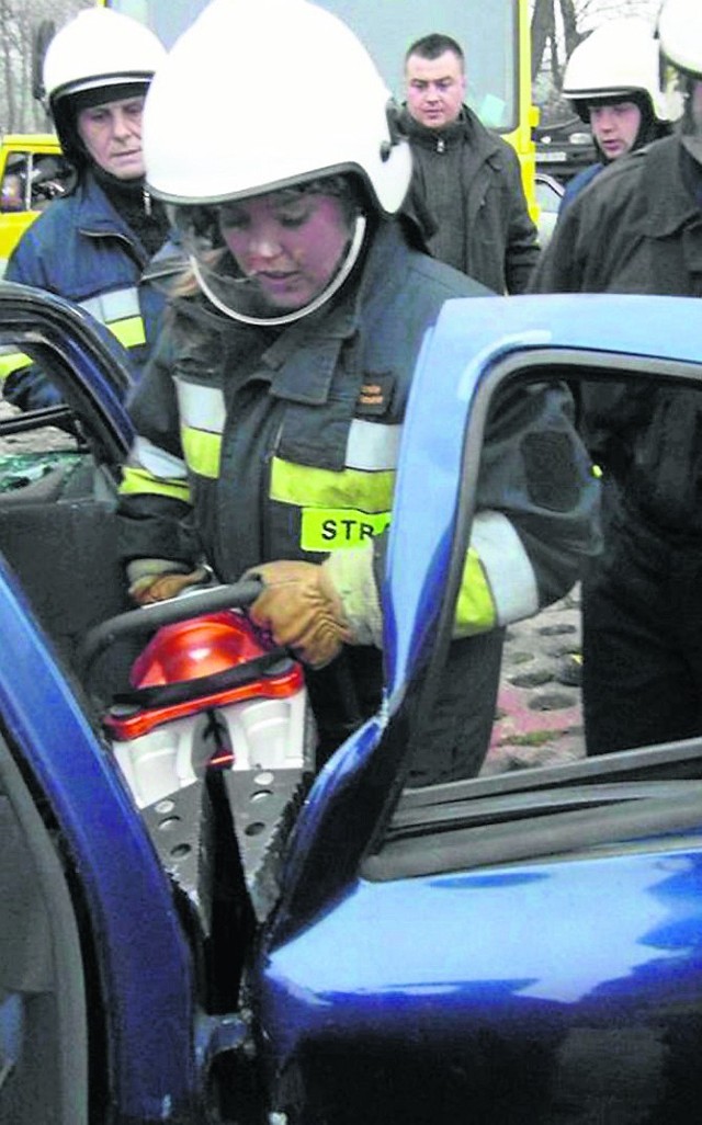 Monika Kuszkowska poradzi sobie nie tylko z ogniem, ale także wtedy, gdy trzeba wyswobodzić z samochodu rannego w wypadku.