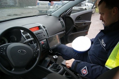 W trakcie patrolu policjanci dostrzegli pędzący pojazd marki BMW, którego kierowca nie przestrzega przepisów ruchu drogowego.