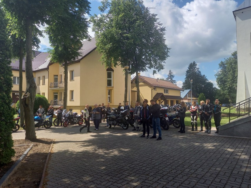 Białystok. Pogrzeb tragicznie zmarłego motocyklisty. Ulicami przejechało kilkadziesiąt jednośladów. Motocykliści pożegnali kolegę [ZDJĘCIA]