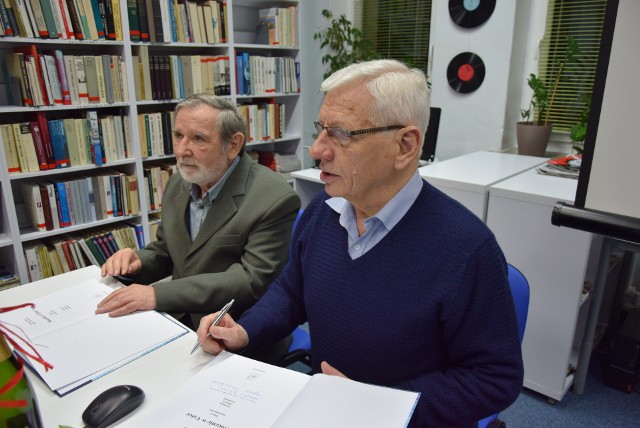 Spotkanie autorskie Władysława Golińskiego i Zbigniewa Miecznikowskiego w Bibliotece Miejskiej w Ustce