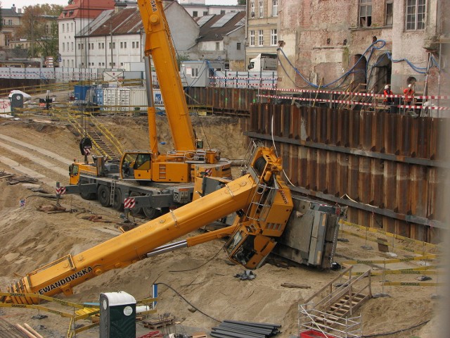 Wrocław, wypadek na terenie budowy biurowca firmy Skanska. Wywrócił się dźwig