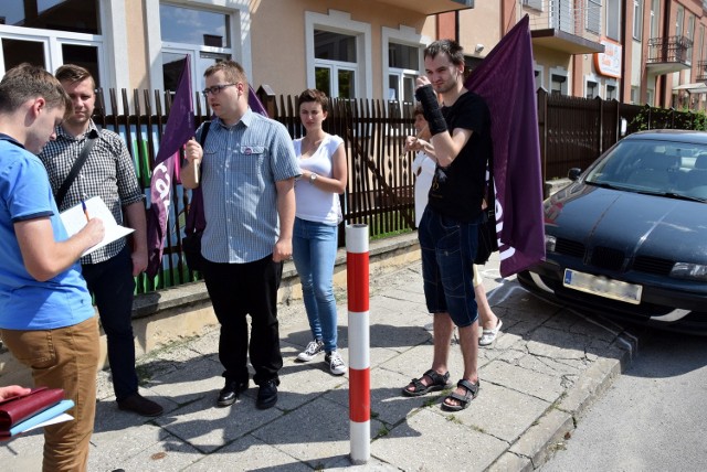 Działacze Partii Razem zorganizowali w czwartek happening na ulicy Prostej w Kielcach przeciwko parkowaniu na chodnikach. To w związku z niedawnym śmiertelnym wypadkiem pod Galerią Echo.