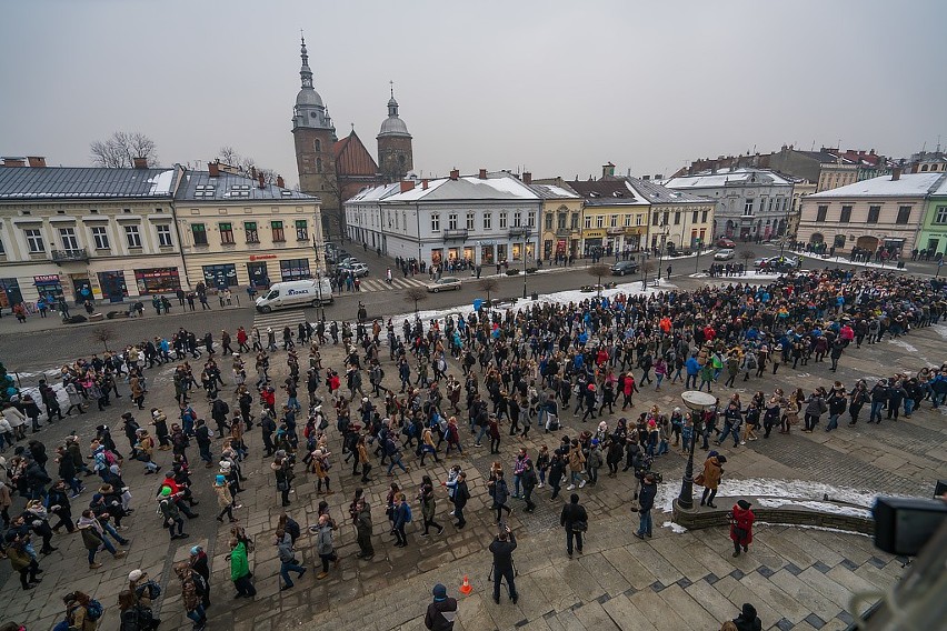 Jubileuszowy Polonez sądeckich maturzystów przed ratuszem