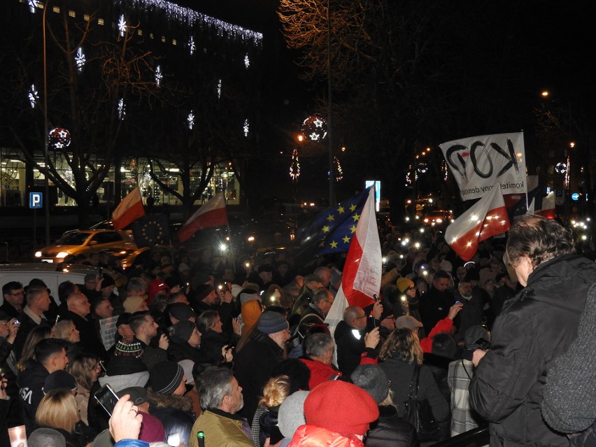 Protest przed Sądem Okręgowym w Białymstoku. Białostoczanie demonstrowali w obronie niezawisłości i niezależności sędziów [ZDJĘCIA]