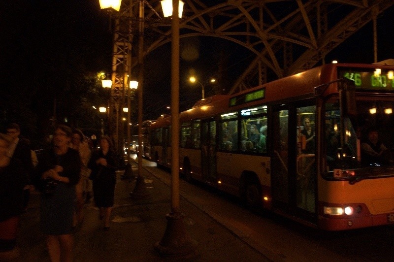 Nocny półmaraton sparaliżował miasto. Korki i zablokowane tramwaje (ZDJĘCIA)