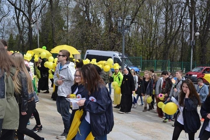 Uczestnicy ubrani byli w kolorowe elementy. Dominowały...