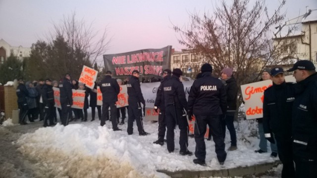 Pikieta przed szkołą, w której ma być prezydent