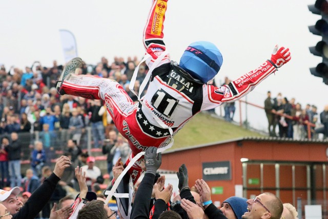 Start Gniezno wygrał z Motorem Lublin 53:36, odrobił 10-punktową stratę z pierwszego spotkania i awansował do I ligi. Zastąpi w niej Polonię Bydgoszcz, która spadła do II ligi. Motor Lublin pojedzie w barażu ze Stalą Rzeszów, przedostatnią drużyną zaplecza ekstraligi. W ekipie Startu jeździł m.in. Damian Stalkowski, który po konflikcie z Władysławem Gollobem odszedł z Bydgoszczy. Zobaczcie zdjęcia z Gniezna >>>