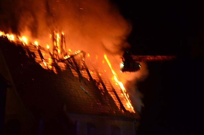 Pożar zabytkowego kościoła w Orłowie w powiecie nowodworskim 7.10.2019 roku. Spłonął dach! Na miejscu 15 zastępów straży pożarnej [zdjęcia]