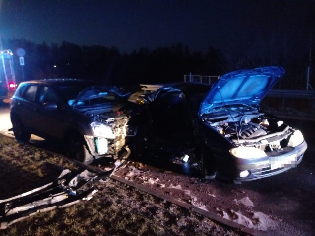 Do wypadku doszło na al. Piłsudskiego w Brodnicy. Kierowcy obu aut zostali przetransportowani do szpitala.