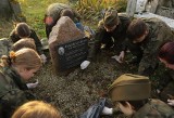 Wolontariusze z Muzeum Historyczno-Wojskowego nie zapomnieli o grobach bohaterów, którymi się opiekują