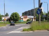 Wysokie trawy zmorą kierowców i rowerzystów w Radomiu. Ograniczają widoczność, zagrażają bezpieczeństwu. Kiedy będzie koszenie?