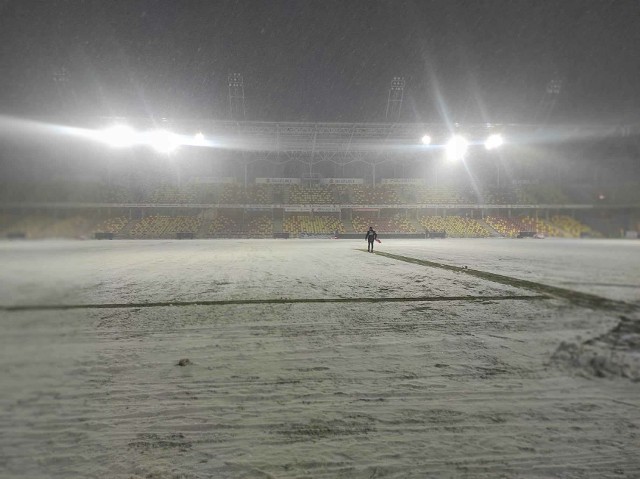 Boisko zostało odśnieżone przez pracowników Miejskiego Ośrodka Sportu i Rekreacji i pracowników klubu, ale o godzinie 16, po obfitych opadach śniegu znowu było białe.