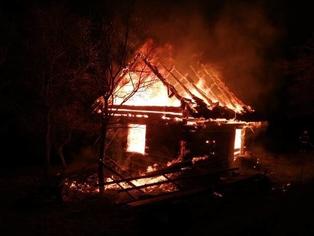 Pożar w Popowicach. Z ogniem walczyło siedem zastępów straży, stodoła spłonęła doszczętnie [ZDJĘCIA]