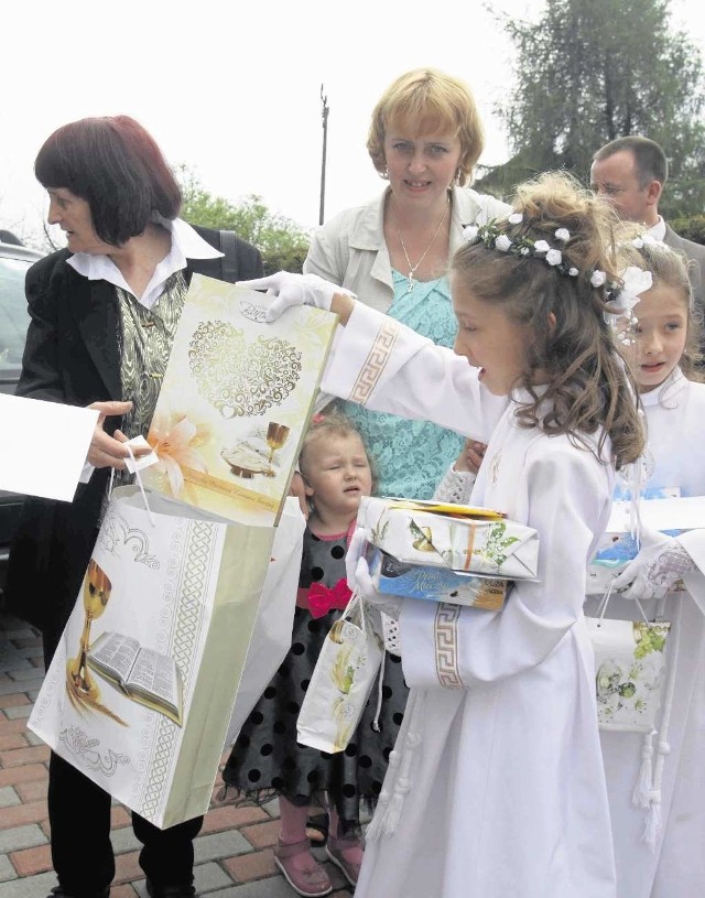 Pierwsza Komunia to przede wszystkim przeżycie duchowe, choć czasem zamienia się w konkurs prezentów