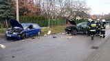 Audi i skoda zderzyły się czołowo w Tuszynku Majorackim. Dwie osoby są ranne