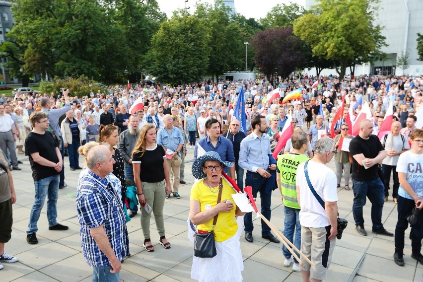 Protest na Placu Solidarności przeciwko reformie sądów. Przyszedł tłum [zdjęcia, wideo] 