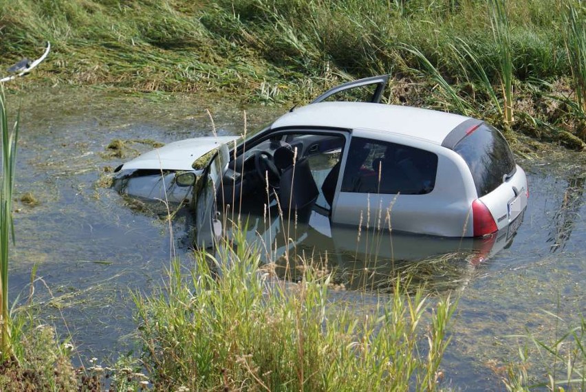 Wypadek w Skalmierzycach. Samochód w wodzie