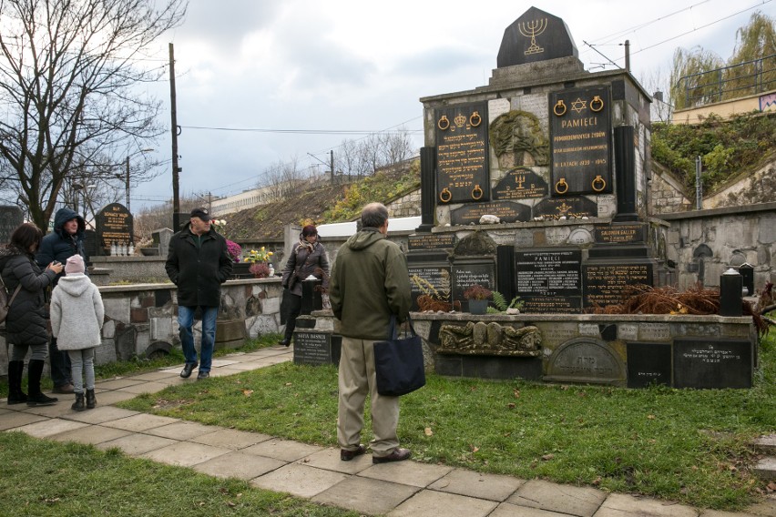 Kraków. Obchody Międzynarodowego Dnia Micwy. Sprzątali cmentarz żydowski