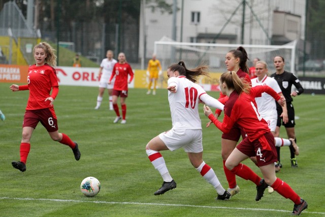 Reprezentacja Polski (z piłką Magdalena Sobal) zaczęła rozgrywany na Podkarpaciu turniej od remisu.