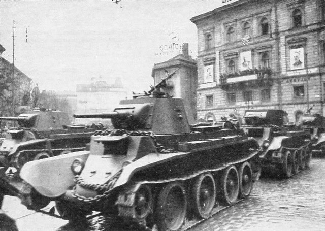 Sowieckie czołgi we Lwowie w 1939 r.