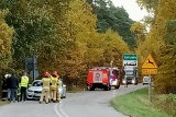 Wichura nad powiatem lublinieckim. Samochód wjechał w powalone drzewo