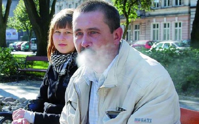 Piwo bez papierosa mi nie smakuje. A Park Solidarności nie może być enklawą dla niepalących &#8211; uważa Andrzej Kozikowski. &#8211; Ja nie palę. Ty też możesz nie truć &#8211; oponuje jego córka Paulina.