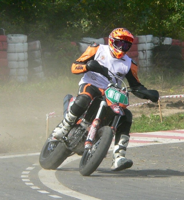 Karol Mochocki z Radomskiego Towarzystwa Motocyklowego prowadzi w mistrzostwach Polski w rajdach supermoto