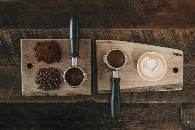 W filiżance kawy parzonej może być nawet 140 mg kofeiny. Nieco mniej kofeiny znajduje się w kawie rozpuszczalnej - od 50 mg do 80 mg. Specjaliści zalecają, aby nie przekraczać 400 mg kofeiny dziennie. Sprawdź w galerii, jakie oznaki wysyła organizm, gdy pijemy za dużo kawy.
