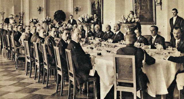 Rok 1929. Prezydent Rzeczypospolitej  podejmuje na zamku w Warszawie rumuńskiego ministra spraw zagranicznych Gheorghe Mironescu