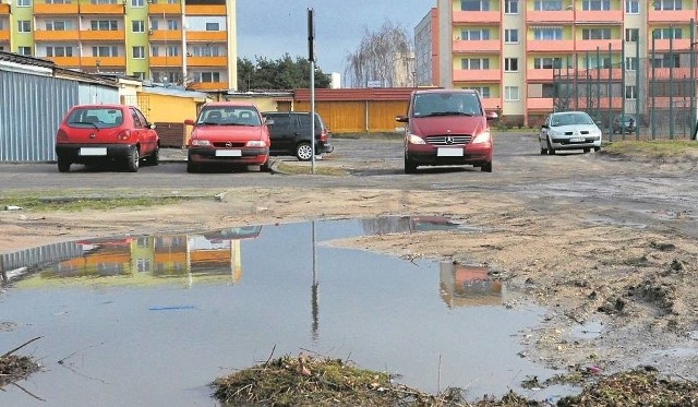 Tak wygląda teren między ulicami Moniuszki i Norwida. Oprócz dogodnego przejazdu można by tu wykonać sporo miejsc parkingowych, których na osiedlu brakuje. Póki co mieszkańcy toną w błocie.