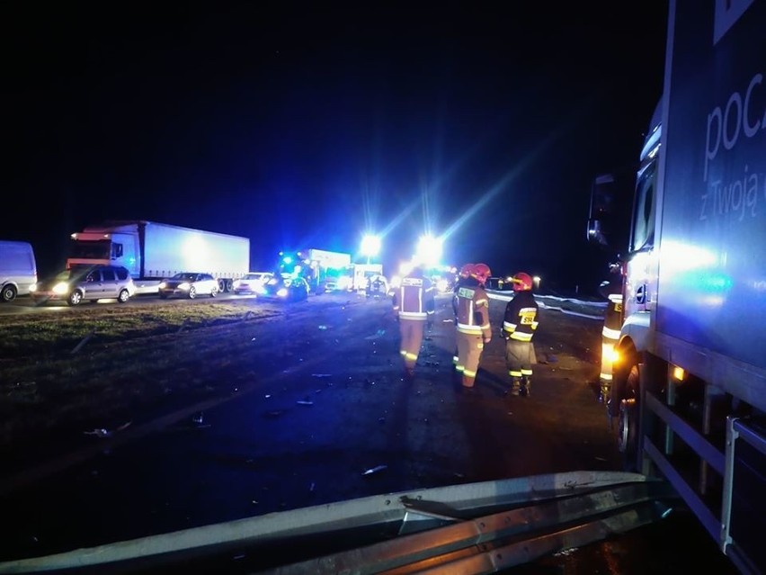 Wypadek na autostradzie A4. Tir wypadł z drogi, uszkodził trzy inne pojazdy osobowe i ciężarowy