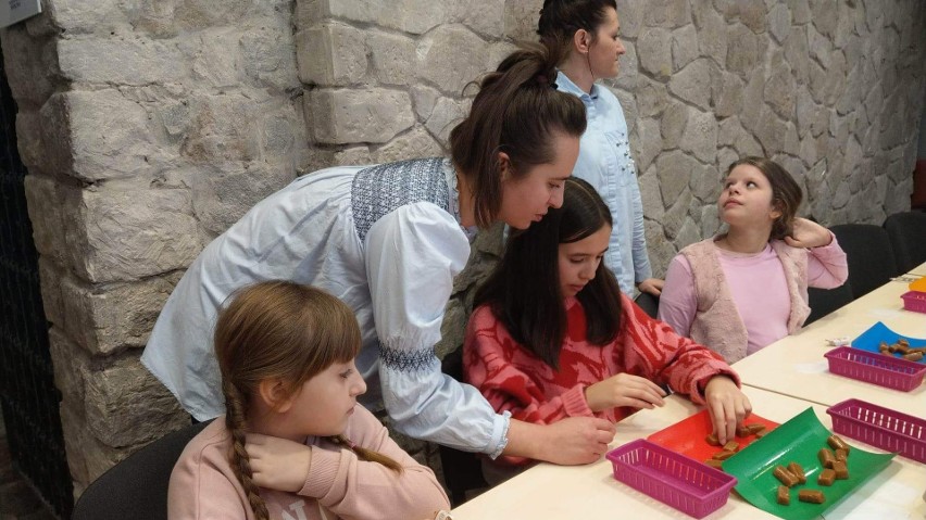 Niesamowite warsztaty w Podziemnej Trasie Turystycznej w Opatowie. Dzieci poznały tajniki produkcji „krówki opatowskiej”