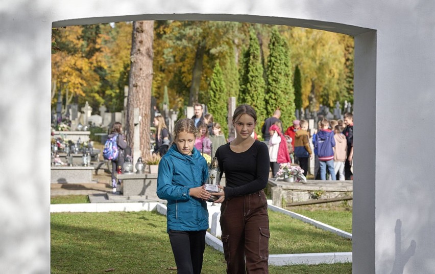 Uczniowie Publicznej Szkoły Podstawowej numer 4 w Kozienicach odwiedzili cmentarz w ramach akcji „Szkoła Pamięta”. Zobaczcie zdjęcia