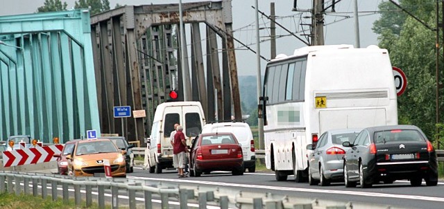 Wczoraj pomimo zakazu przez most przejechał między innymi turystyczny autokar z dziećmi.