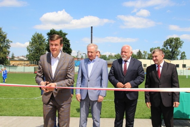 Minister sportu Witold Bańka (z lewej) był jednym z gości, który dokonał uroczystego otwarcia boiska w Odrzywole.