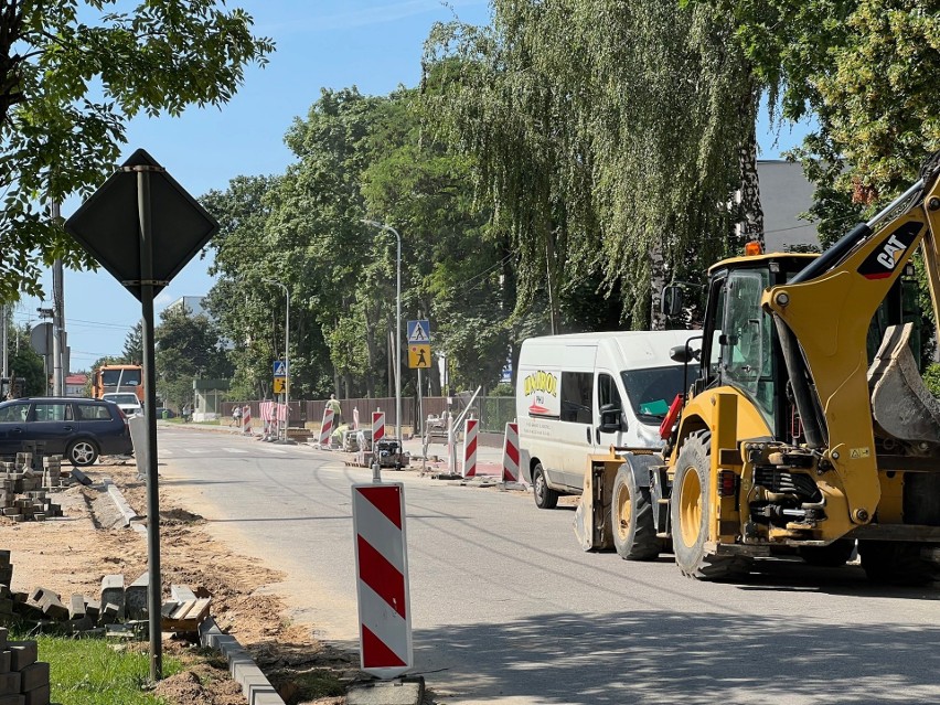 Powiat moniecki. Realizowane są inwestycje związane z poprawą bezpieczeństwa  pieszych w obrębie dróg powiatowych