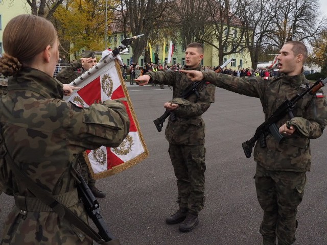 W sobotę przysięgę wojskową złożyli żołnierze dobrowolnej zasadniczej służby wojskowej, którzy szkolą się w Centrum Szkolenia Sił Powietrznych w Koszalinie. Uroczysta zbiórka odbyła się na terenie Centrum przy ul. Wojska Polskiego 66. Przysięgę złożyło 67 szeregowych elewów.