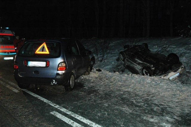 Zderzyły się dwa osobowe auta marki Suzuki i Renault Megane. Suzuki, w którym jechały dwie kobiety dachowało.