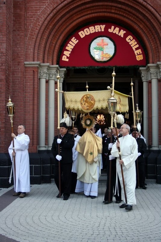 Boże Ciało 2014 w Zabrzu: procesja z kościoła św.Anny w...