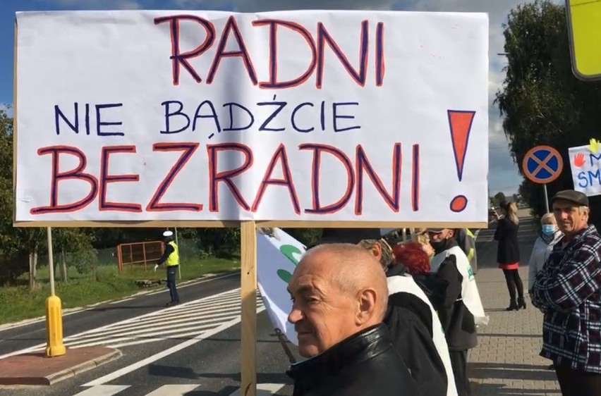 Protest w Busku-Zdroju. Grupa mieszkańców blokowała drogę krajową numer 73. O co poszło? ZAPIS TRANSMISJI, ZDJĘCIA