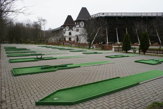 Plac do mini golfa pod tężniami w inowrocławskich Solankach