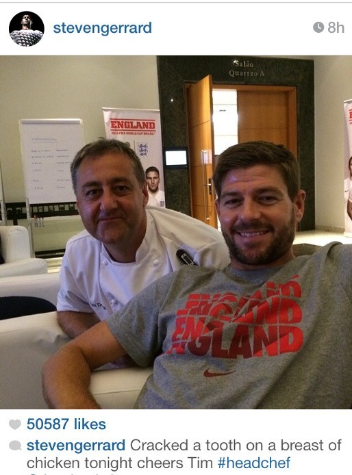 Steven Gerrard, który dopiero od niedawna jest "fanem" portali społecznościowych, umieścił ostatnio na Instagramie zdjęcie z kucharzem reprezentacji Timem De'Ath. Podobno zdjęcie zostało wykonane po tym jak kapitan "Synów Albionu" uszkodził sobie zęba. Swoją drogą nie wygląda na zbyt zmartwionego tym faktem...