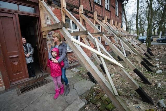 Przebywanie w zrujnowanym domu przy ul. Pułaskiego 26 stanowi realne zagrożenie dla jego mieszkańców. Od dekady czekają na lokale socjalne od miasta, ale kolejka jest gigantyczna: liczy aż 700 rodzin!